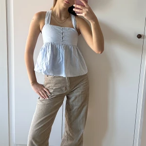 ljusblå topp - Jättesöt ljusblå topp från Zara. Materialet är som en skjorta och har knappar av fina pärlor. Storlek S, men Zaras storlekar är rätt små så den här passar mer XS.🤍☺️ Hör av dig om du undrar något!👋🏼 