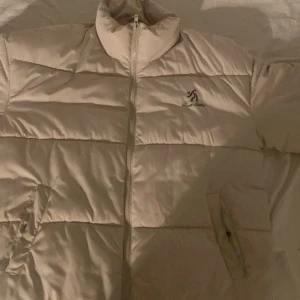 Fin vinterjacka - Storlek L men kan bäras som oversized aldrig varit kall när jag har haft på mig denna