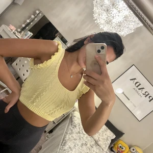 Gul topp från zara  - En söt gullig topp köpt från zara. I storlek S. Använd endast 1 gång, i nyskick.