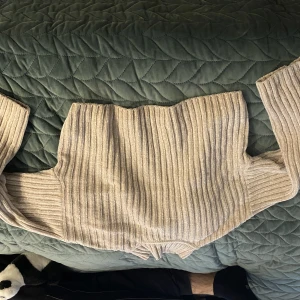 Söt tröja - Hög krage men super skön och söt, lite croppad💕alltså lite kortare vid magen💕