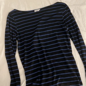 Filippa K - Tunn långärmad tröja från Filippa K i storlek xs. Materialet är super skönt💕