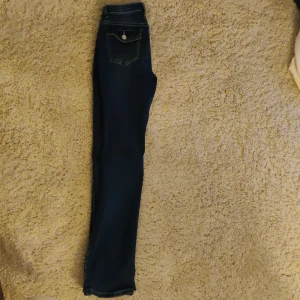 Jeans - Lågmidjade jeans från okänt märke 💕 de är i storlek 25/26❤️ men passar mig som är Xs/S😘 skriv om ni vill ha mer info