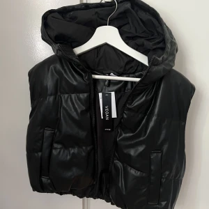 Väst - Väst ifrån H&M   Aldrig använd, nyskick  (Köpt för 300kr)