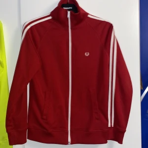 Röd tröja med dragkedja - Röd tröja med dragkedja 