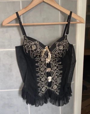Korsett topp - En korsett topp som aldrig är använd. Lappen har dock ramlat av men den kostar 482kr orginalpris. Superfin, skulle säga att den är närmre l än xl då jag inte upplever den som särskilt stor. 🩷 pris kan diskuteras vid smidig affär