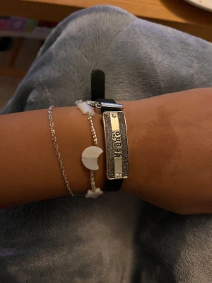 Guess armband  - Svart läderarmband från Guess. Fint men använt skick 