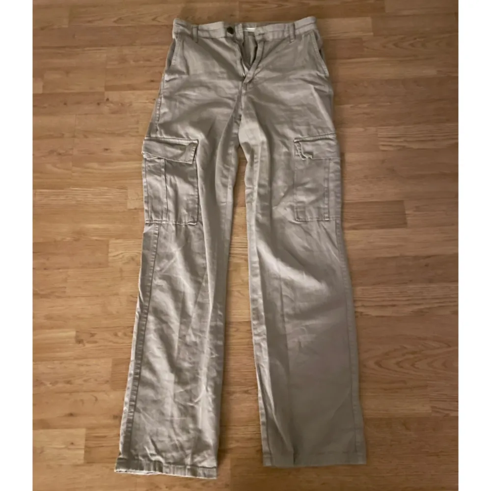 Använda 1 gång men är i fint skick. Köpta från Zalando i märket stradivarius i storlek S❤️. Jeans & Byxor.