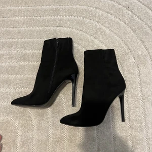 Stövlett - Svarta stövletter. HELT oanvända mocha material och väldigt stilrena 