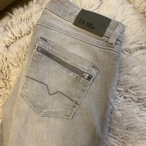 Jeans - Ljusgrå jeans från Boss Orange i storlek 27/34. Låg midja och raka ben. För små för mig.