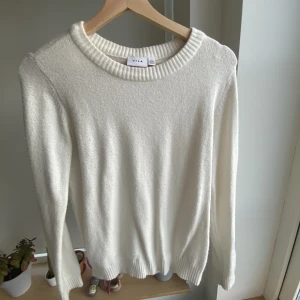 stickad tröja - en vit stickad tröja från vila i storlek s🤍
