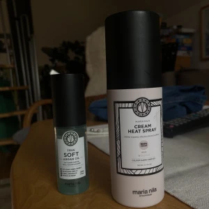 Värmeskydd och Argan oil  - Har värmeskydd och Argan Oil båda från Maria Nila. Har använt värmeskyddet några gånger men de är typ lite mer eän halva kvar. Argan Oil har typ aldrig använt. Ny köp värmeskydd 269 kr, ny köp Argan Oil 149 kr, säljer båda för 220 kr + frakt🌸💖🤗⚡️