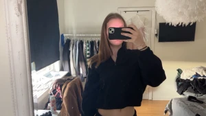Hoodie - Croppad hoddie från Weekday, knappt använd