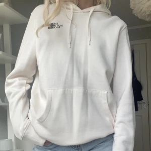 The North Face hoodie - Supersnygg hoodie fem the north face, använd en gång och aldrig tvättad så i nyskick!💗🤍