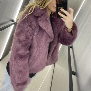 Bershka fuskpälsjacka - Lila fuskpälsjacka från Bershka. Storlek S. Använd fåtal gånger.