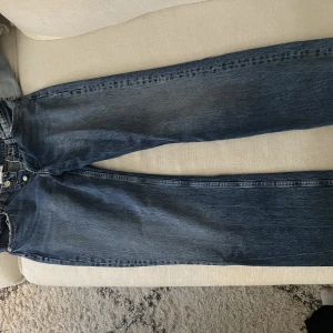 Raka medel/lågmidjade jeans - Raka mörkblå jeans. HELT oanvända då jag köpte fel storlek. Storlek 38 men är som 36. Nypris 400kr, säljer för 250kr.
