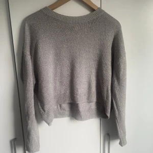 Stickad tröja - Säljer denna gråa stickade tröjan från h&m då jag inte använder den längre. Den är i en mer croppad modell och är i fint skick. Köparen står för frakt💕