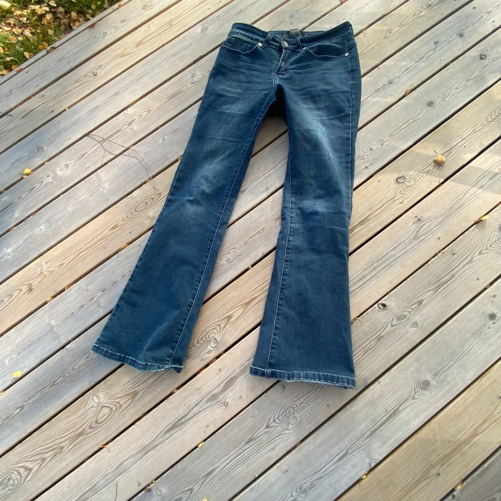 Säljer dessa skitsnyag jeans från EMP. Den är aldrig använda för att dem var försmå förut. Dem är perfekta för mig i längden som är 167, passar säker också om man är kortare eller om man är längre tills 170cm. Skriv gärna för fler bilder❤️ . Jeans & Byxor.
