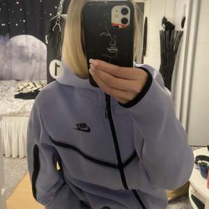 Säljer min lila Nike tech fleece i storlek S. Köpt för ett år sen och knappt andvänd sen dess