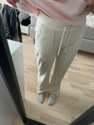 Juicy byxor  - Snygga vita juice byxor i bra skick 🌟pris kan diskuteras vid snabb affär 