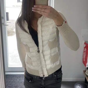 Moncler cardigan  - Säljer min cardigan från Moncler då den tyvärr är lite för liten  på mig, storlek M men passar s/xs👌🏻 kan också tänka mig att byta mot en cardigan i större storlek, har tyvärr inte kvitto på jackan men äktahets bevis finns i jackan💕👌🏻