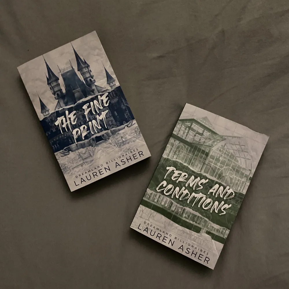 De två första böckerna i bokserien the fine print av Lauren Asher. Säljer båda för 140kr. . Övrigt.