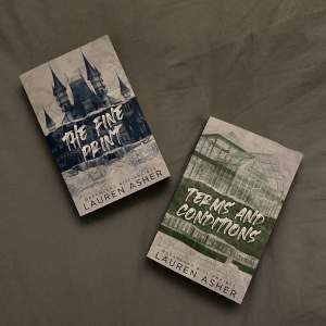 De två första böckerna i bokserien the fine print av Lauren Asher. Säljer båda för 140kr. 