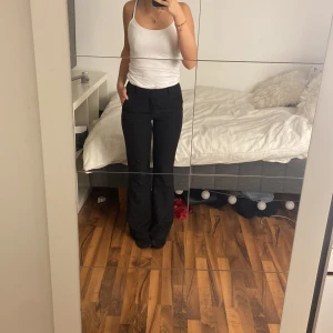 Svarta kostymbyxor  - Jätte fina kostymbyxor. De sitter fint längst låren och lite lösare längst ner❤️