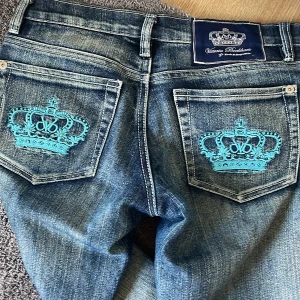 Victoria beckham jeans - Säljer dessa skitsnygga Victoria beckham jeansen i storlek 27,köpen sker via swish så TRYCK INTE PÅ KÖP NU💓passar mig bra i längden som är 168