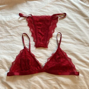 Hunkemöller set - Säljer detta setet jag köpt från en annan plickare då det va för stort för mig❤️ vet inte vilken storlek så lapparna vart bortklippta sen tidigare men skulle gissa på M/L