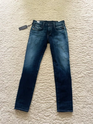 Replay anbass - Tja jag säljer mina replay jeans som inte passar. Nypris:1800. Om du har funderingar så är de bara att hör av dig!