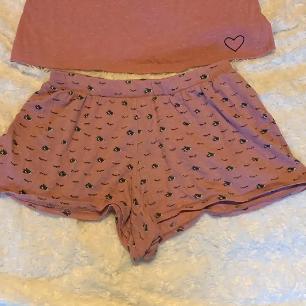 Pyjamas-set från Hunkemöller. T-shirts.