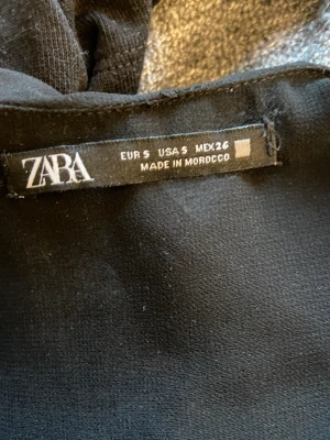 Zara linne/blus  - Svart linne/blus från zara har aldrig använt men väldig fin orgenal pris 329