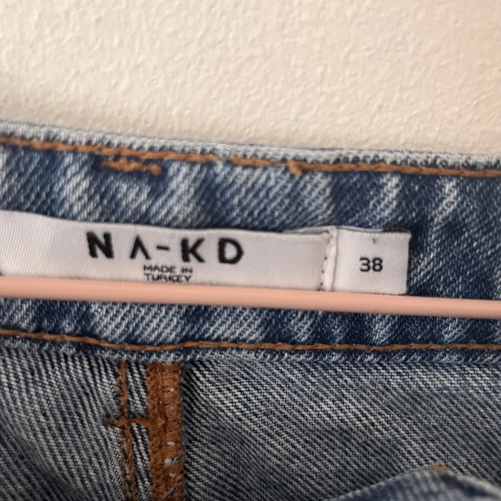 Blå jeans short från NA-KD. Shortsen är i strl 38 och är använda ett par gånger.   Skriv för fler bilder!😊. Shorts.