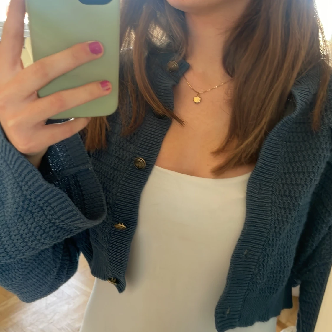 Kort blå kofta med gulddetaljer - 90