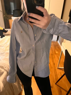 Skjorta - Fin ljus blå skjorta ifrån Ralph lauren i storlek 4 som motsvarar Xs 