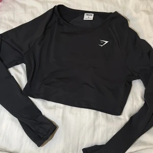 Gymshark topp  - Använd nån enstaka gång, tunn o supermjuk. behöver rensa. Sista bilden är det hål i ärmarna för tummarna!  