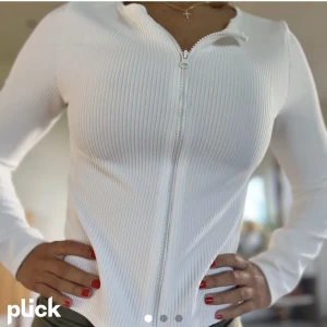 Vit tröja med dragkedja - Vit sportig tjöja med dragkedja 