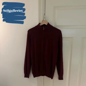 Kashmir zip - En väldigt fin vinröd Kashmir zip. Skicket är 10/10 ”inga difekter” storleken är M men passar L.  Kontakta vid minsta lille fråga eller fundering.