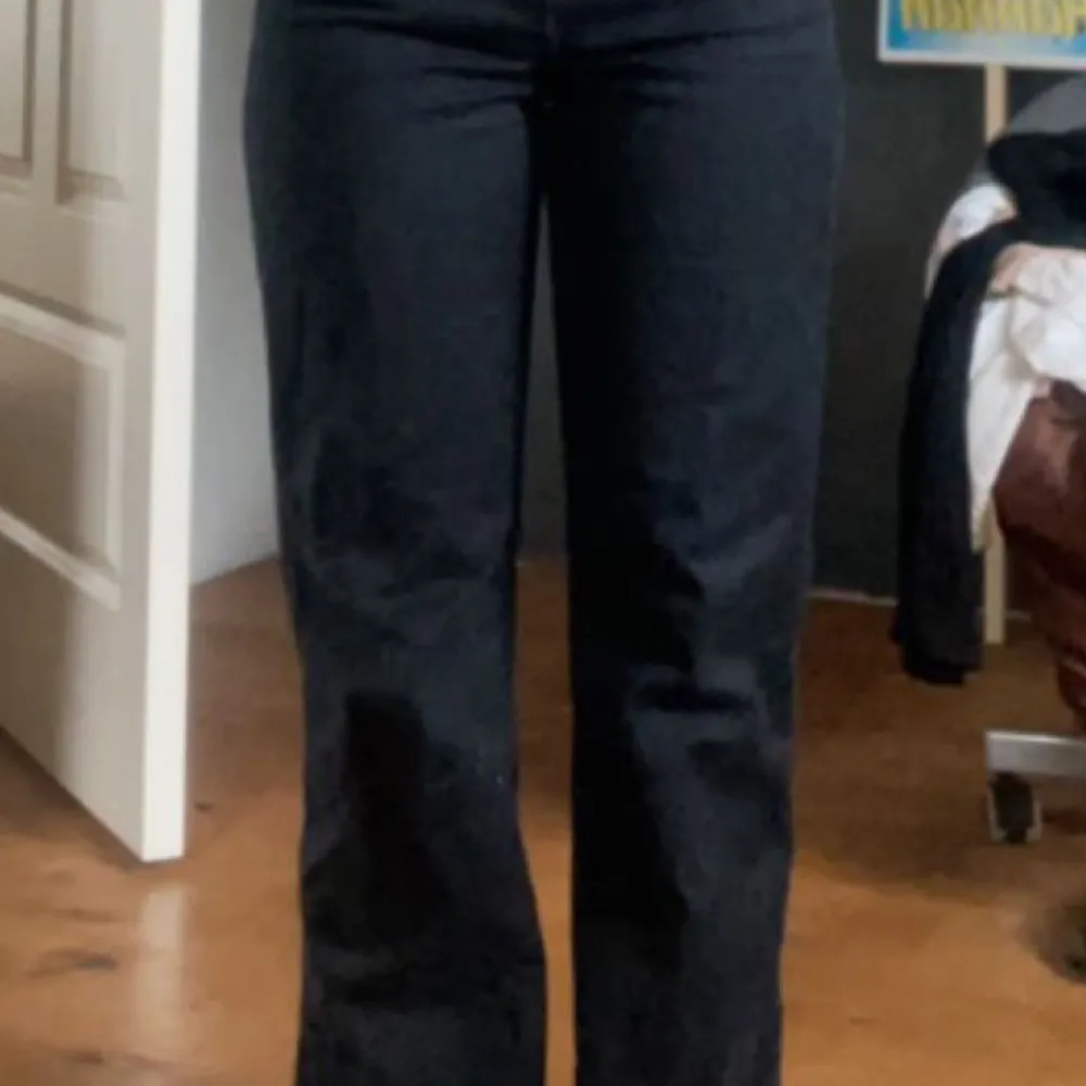 Ett par svarta hög midjade straight leg jeans från weekday. Säljer för jag inte använder dom längre. Jag är 163 cm . Jeans & Byxor.