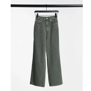 Khaki/oliv jeans - Jeans från ASOS, sparsamt använda. Går inte att köpa längre. Innerbenslängd ca 73,5 cm