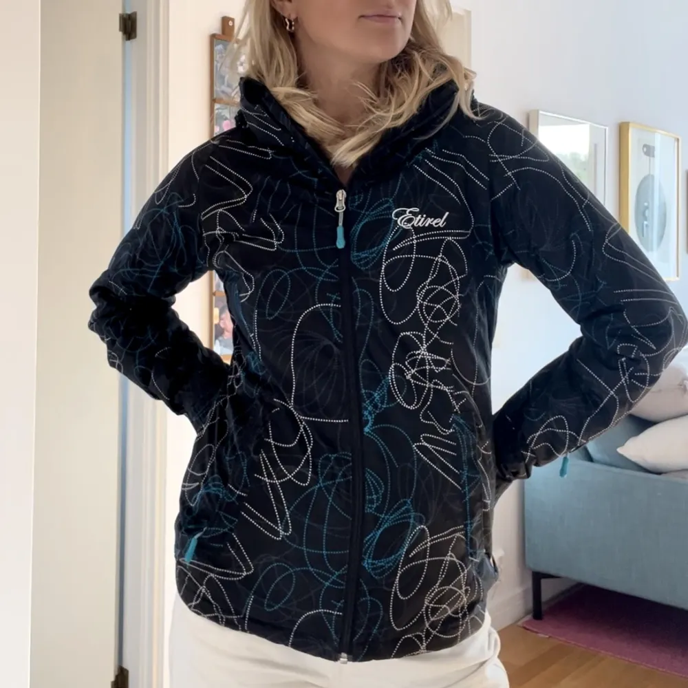 Vadderad skidjacka från Etirel som är grymt snygg. Figursydd så den går in i midjan💓 Ävem väldigt fint skick, endast använd en vecka under en vinter!. Takit.