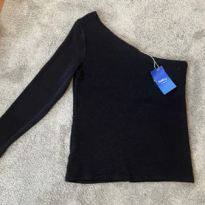 Enarmad topp - Supersnygg topp köpt av Sellpy. Aldrig använd men säljer då den är lite stor för mig. 💕