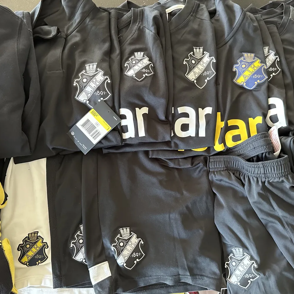 AIK Fotbolls Kläder Tjej 140 - 170 cm  1 Ryggsäck, 1 Hoodie, 1 Piké , 1 Matchtröja nr 9, 5 träningströjor, 3 par shorts, 4 träningsbyxor, 6 par strumpor. Övrigt.