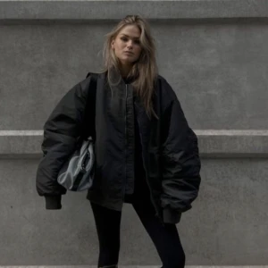 Bomberjacka - Säljer denna skitsnygga bomberjacka då den aldrig använts!🫶som ny! Passar en xxs-s 💕OBS första bilden är inte min 💗