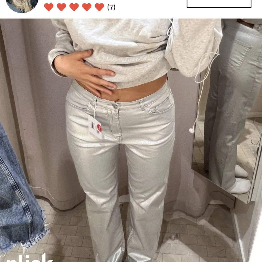 Säljer dessa glittriga byxor köpta på plick (första bilden är inte min). Supersnygga mer bra passform men inte min stil :( . Jeans & Byxor.