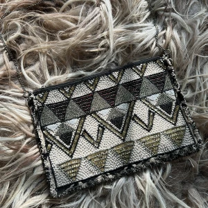 Kuvertväska med broderade pärlor - Kuvertväska med broderade pärlor och fransad kant. Kedjan kan tas av.   ▪️Nyskick