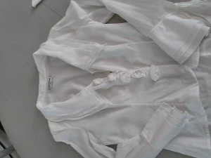 Anne Fontaine  - Vacker romantisk blus av franska modeskaparen Anne Fontaine i vitt. Kappt använt och toppskick. Fransk storlek 40 som motsvarar storlek 38 här.