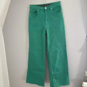 säljer dessa vida jeans i en snygg grön färg💚 har använt dom en del men dom är fortfarande i bra skick💚 storlek 40 men passar även 38💚