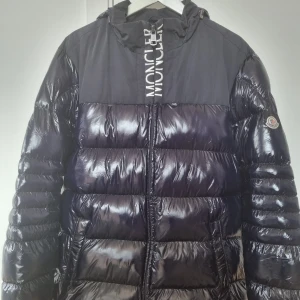 Moncler Navy Blue Jacka helt ny! - Helt ny Moncler Navy blue jacka i toppkvalitet (90%) dun!  Qr kod skannar till Moncler hemsida!  Kan mötas i Stockholm. Annars frakt 1-3 dagar vid överrenskommelse!  *HÖSTPRIS FÖRST TILL KVARN!*