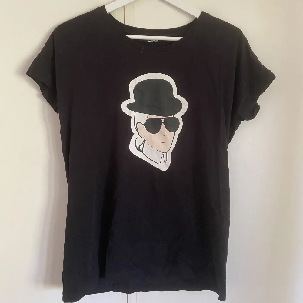 Svart t-shirt från Karl Lagerfeld i bra skick!. T-shirts.